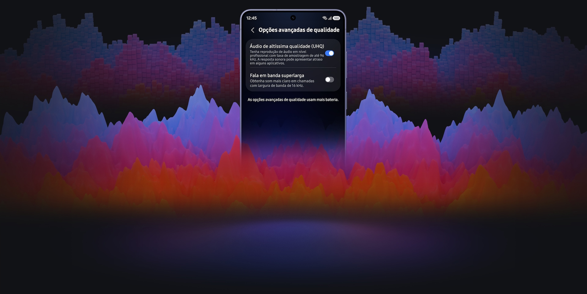 Smartphone Galaxy com a tela “Opções de qualidade avançadas” aberta. Na tela, o “Áudio de ultra qualidade (UHQ)” está ativado e a “Voz em banda super larga” está desativada. Na frente da tela há um par de Galaxy Buds4 Pro Branco.
