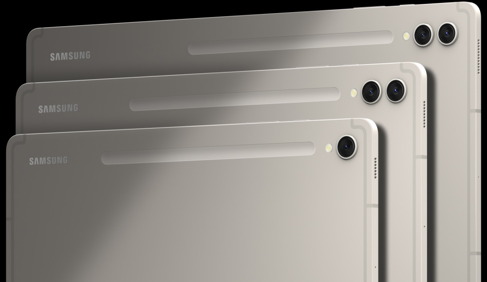 Galaxy Tab S9, S9+ e S9 Ultra Bege aparecem da esquerda para a direita no modo Paisagem, sobrepondo-se com as costas voltadas para frente. O logotipo da Samsung aparece no canto superior esquerdo de cada dispositivo.