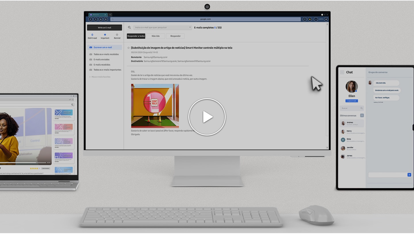À esquerda há um Galaxy Book exibindo um vídeo. No centro há um monitor de computador com um e-mail aberto, um teclado e um mouse na frente. À direita está um Galaxy Tab com um diálogo em grupo aberto. O cursor se move do Galaxy Book pelo monitor do computador e para o Galaxy Tab para responder às mensagens. Em seguida, o cursor volta para o monitor do computador para responder ao e-mail.