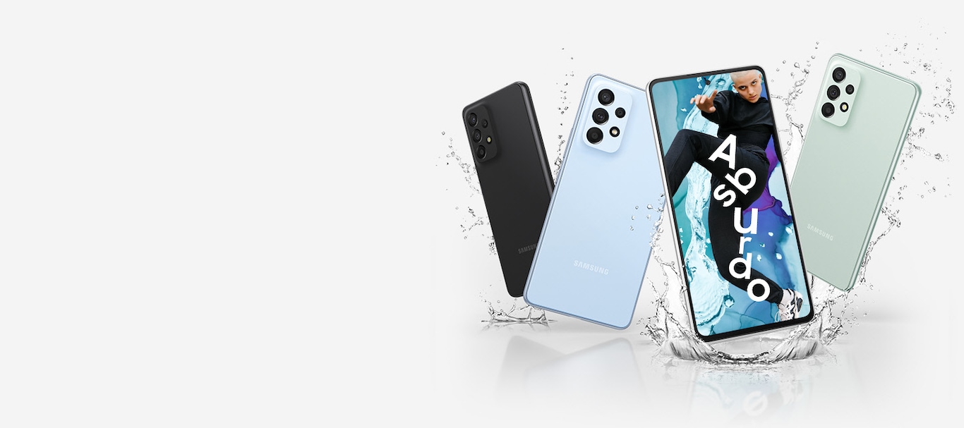 Quatro celulares Galaxy A, incluindo o A53 5G, o A33 5G e o A73 5G, nas cores Preto Incrível, Azul Incrível, Hortelã Incrível e Branco Incrível. Três deles mostram a parte de trás para exibir as cores Preto Incrível, Azul Incrível e Hortelã Incrível. Rastros de água circundam os dispositivos, enquanto o dispositivo com a frente visível mostra um homem e a palavra “Awesome” na cor branca.