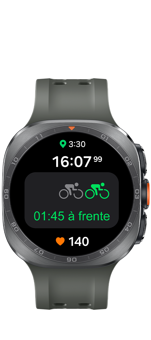 Galaxy Watch Ultra2 Titânio Prata com Pulseira Marine Verde, visto de frente, exibindo na tela o recurso Corrida. Um ciclista representando o ritmo em tempo real aparece à frente de outro ciclista que representa o recorde anterior, com o texto à frente em 01:45. Tempo, tempo de pedalada e frequência cardíaca atual são exibidos.