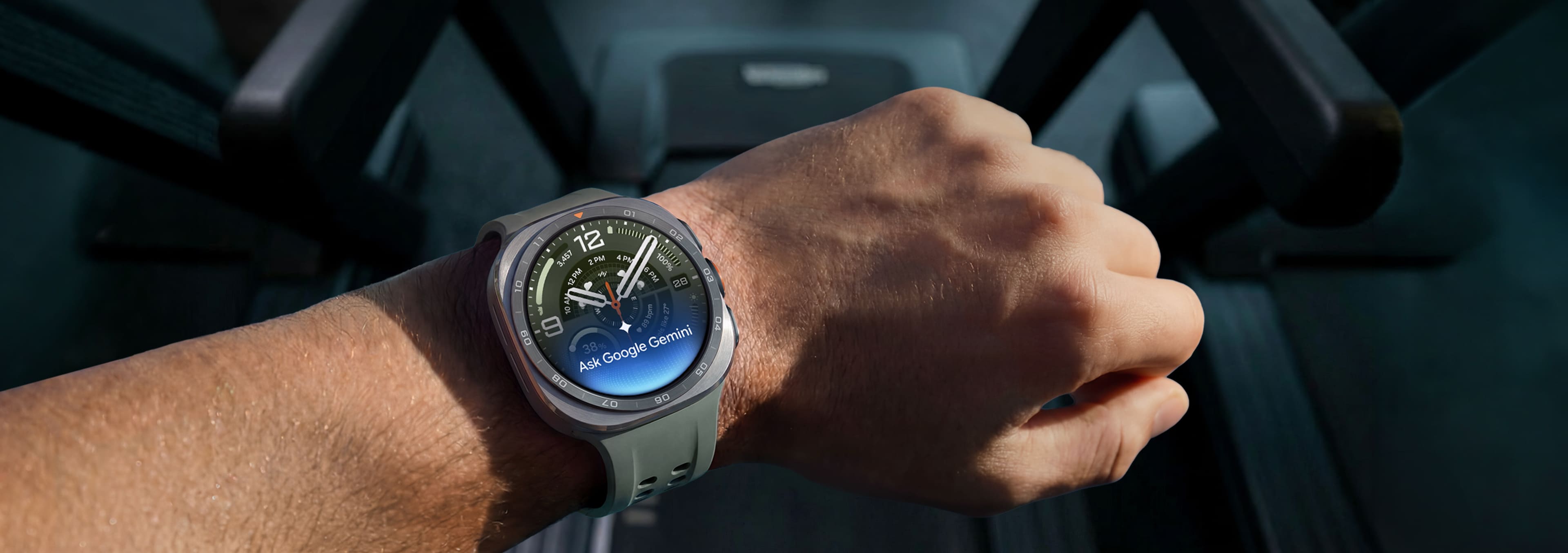 Uma pessoa na esteira usa um Galaxy Watch Ultra2 Titânio Prata com Pulseira Marine Verde , com o pulso levantado exibindo na tela o texto Perguntar ao Google Gemini, destacando o recurso de falar ao levantar o pulso no Galaxy Watch Ultra2.