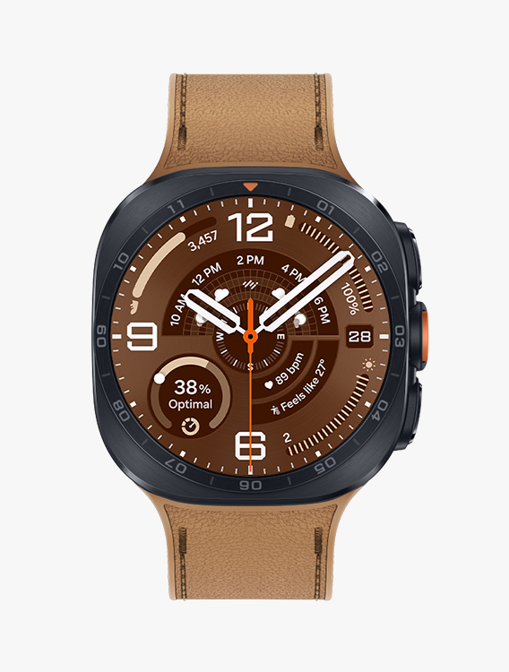 Vista frontal e vista aproximada em ângulo do Galaxy Watch Ultra2 com uma PeakForm Band Camel, exibindo um mostrador com informações como hora, data, número de passos, clima, porcentagem da bateria, frequência cardíaca e bússola.