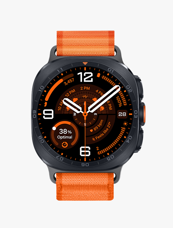 Vista frontal e vista aproximada em ângulo do Galaxy Watch Ultra2 com uma Trail Band Laranja, exibindo um mostrador com informações como hora, data, número de passos, clima, porcentagem da bateria, frequência cardíaca e bússola.