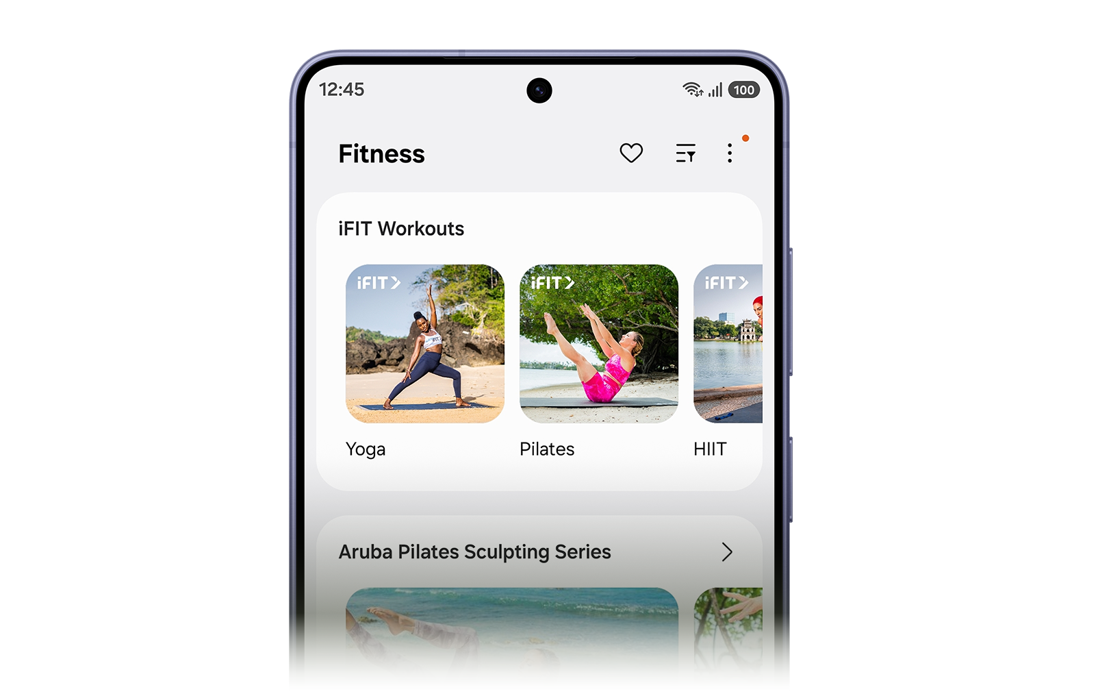 Na tela do Galaxy S26, o iFIT está aberto exibindo diferentes opções de treino, incluindo ioga, pilates e HIIT.