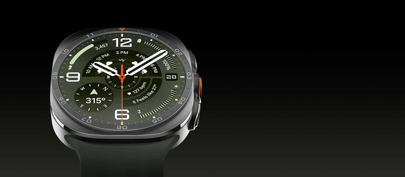 Galaxy Watch Ultra2 Titânio Prata com Pulseira Marine Verde, em close, visto de frente e levemente inclinado para cima, destacando o design robusto e premium do relógio.