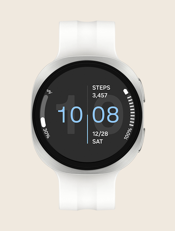 Vista frontal e vista aproximada em ângulo do Galaxy Watch9 com uma Sport Band Creme, exibindo um mostrador com informações como número de passos, hora, data, clima e porcentagem da bateria.