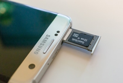 Nævne lejlighed Syd Galaxy S7 - Insert or remove a Micro SD card (SM-G930W8) | Samsung Canada