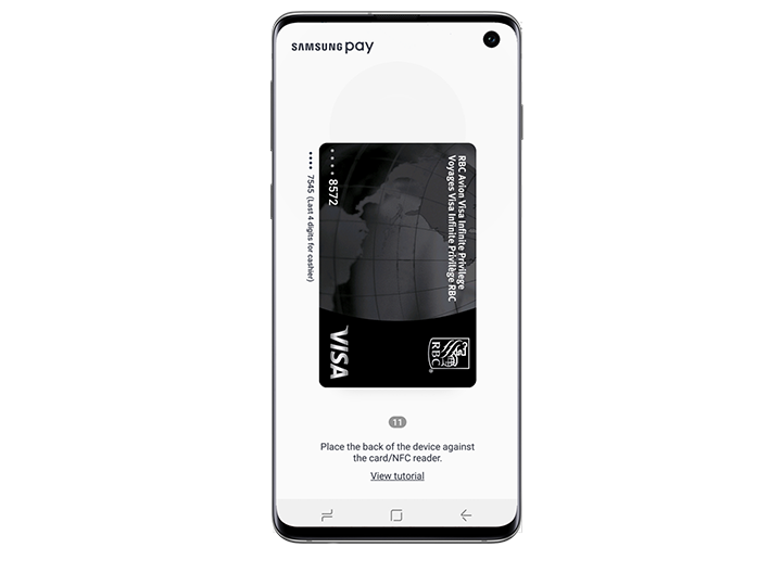 Galaxy S10e dilihat dari bahagian depan dengan aplikasi Samsung Pay yang muncul di skrin. Skrin memaparkan kad Visa RBC