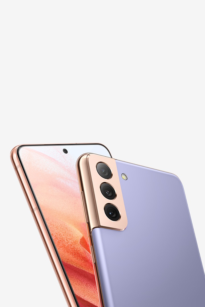 Téléphone Galaxy S21 5G en violet fantôme vu de l’arrière devant un téléphone Galaxy S21 5G en rose fantôme vu de l’avant. Celui vu de l’avant a un fond d’écran graphique corail à l’écran.