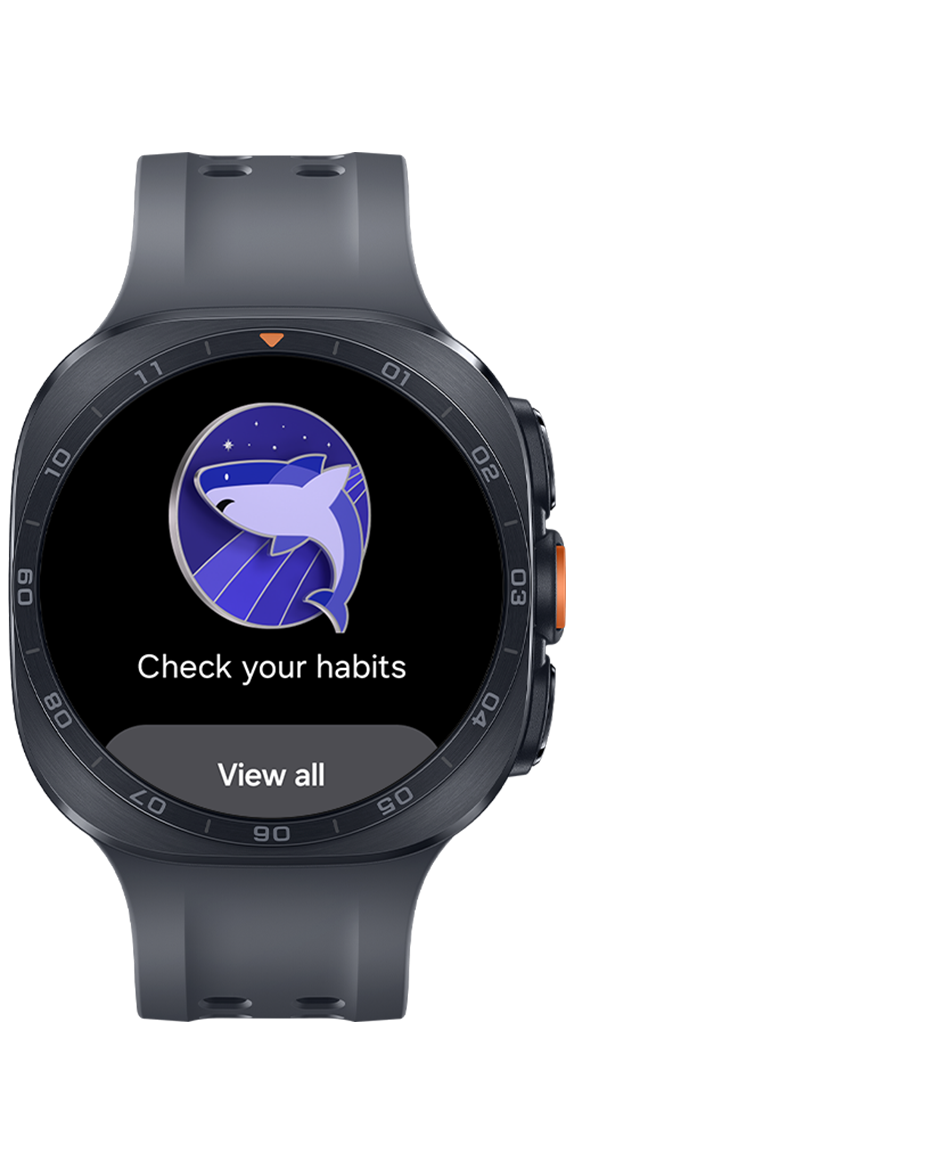 Une Galaxy Watch Ultra2 couleur Gris titane avec un bracelet marin couleur Noir vue de face avec l’interface d’accompagnement du sommeil affichée sur l’écran, incluant une icône de badge requin et le texte Vérifiez vos habitudes. Un bouton « Tout afficher » au bas.