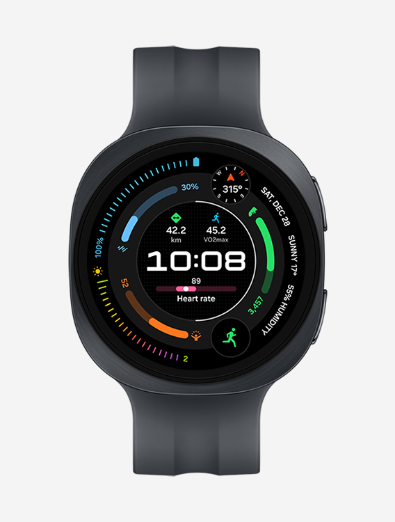 Vue de face et gros plan en angle de la montre Galaxy Watch9 équipée d'un bracelet de sport en noir, affichant un cadran dédié à la course à pied.