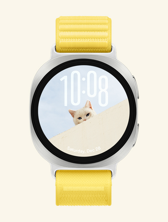 Vue avant et vue en gros plan de la montre Galaxy Watch9 avec un bracelet en tissu en jaune, affichant un cadran personnalisé de type portrait avec l'heure en haut et la date en bas, sans chevaucher le visage du chat.
