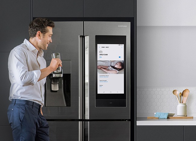 Samsung entr'ouvre les portes de son nouveau frigo connecté à l'IA