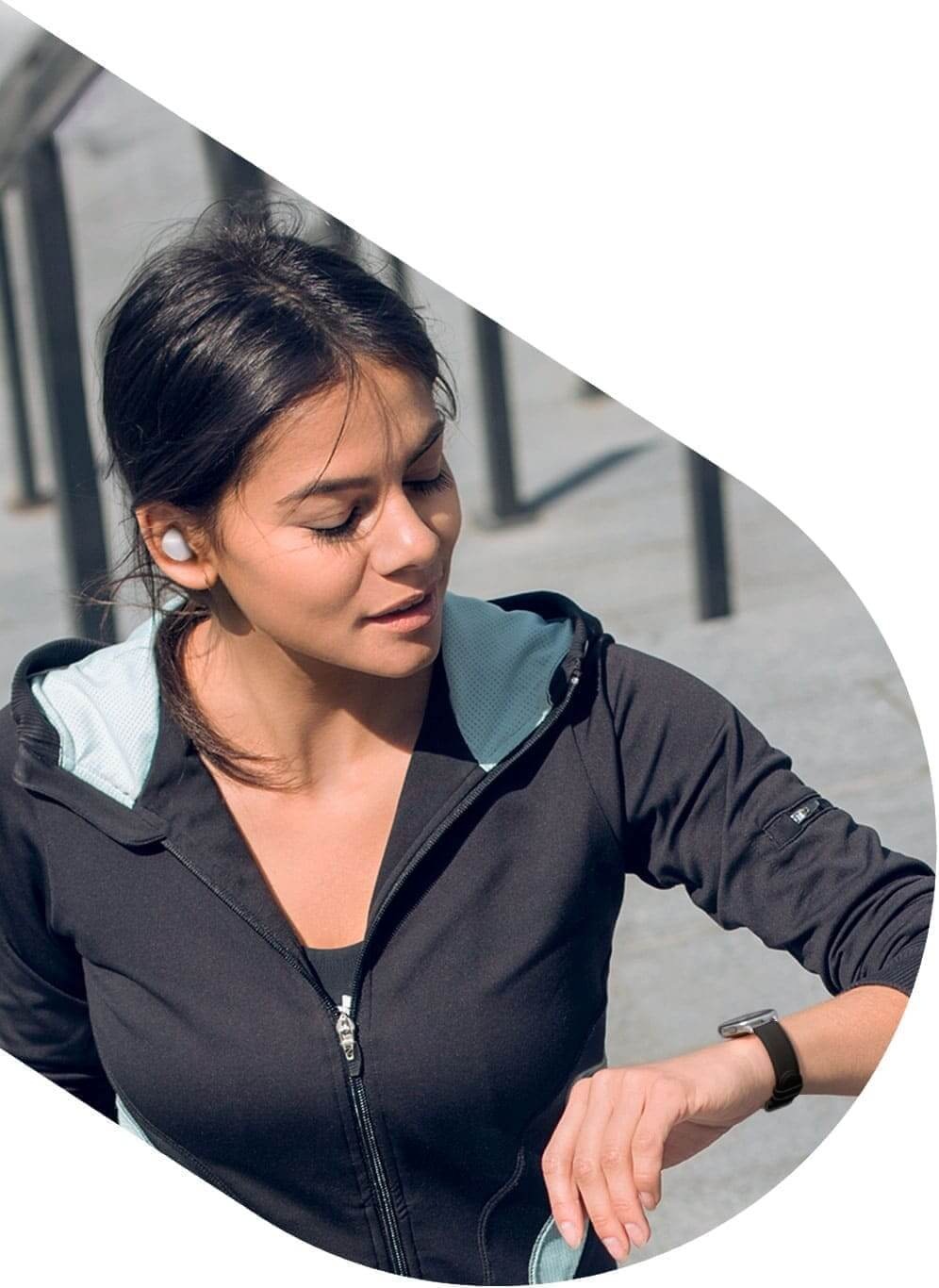 A woman out on a run takes an incoming phone call on a black Galaxy Watch active2 on her wrist, followed by another woman who uses a Galaxy Watch active2 in pink on her wrist to listen to music while engaged in outdoor activities.
