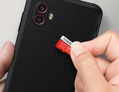 Un Galaxy XCover6 Pro et une carte mémoire microSD