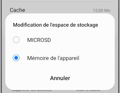 Un téléphone Samsung Galaxy affiche le menu « Modification de l’espace de stockage » d’une application