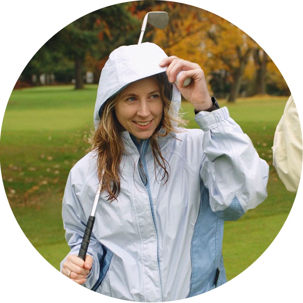 Woman wearing a parka with the hood up as she holds a golf club. Galaxy Watch Active2 Golf Edition is seen from the side to show its light and durable design.