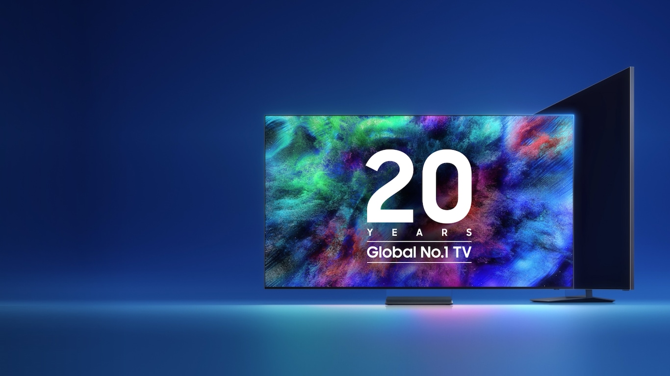 Ein leerer Fernseher steht allein. Ein lebendiges blaues abstraktes Landschaftsbild erscheint auf dem Bildschirm. Der Fernseher bewegt sich plötzlich, um eine zentrale Position einzunehmen, umgeben von vier anderen Fernsehmodellen. Der Text darunter lautet: Samsung Vision AI ist hier. QLED, Neo QLED, Neo QLED 8K, OLED und The Frame.