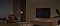 Im Hintergrund sieht man ein Wohnzimmer mit einem TV, der wie das Licht ausgeschaltet ist.
