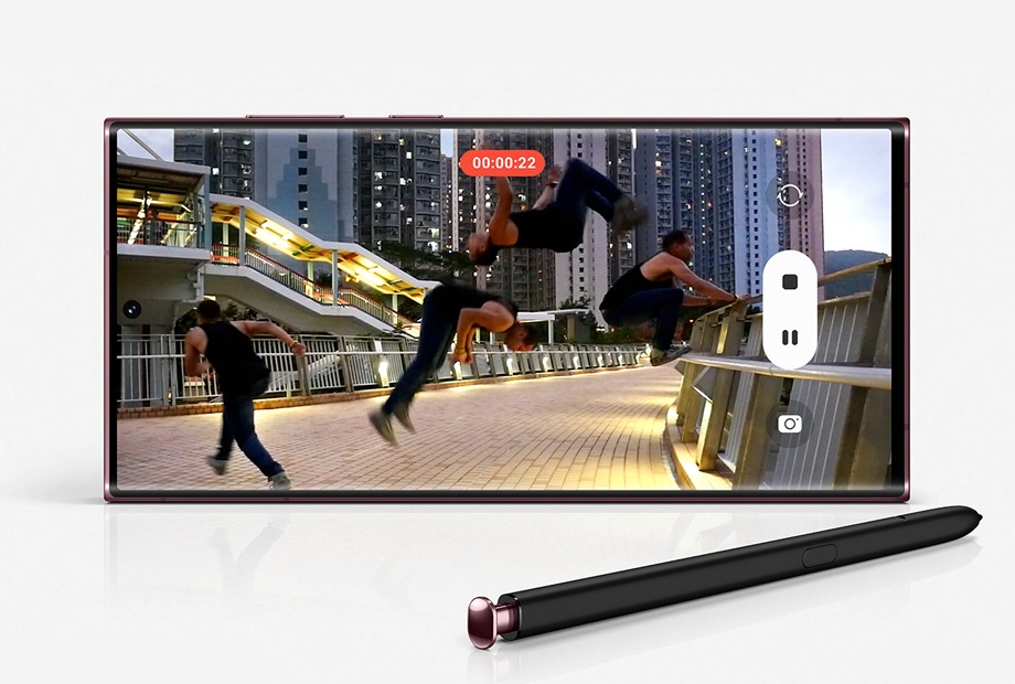 फिगर गॅलेक्सी एस 22 अल्ट्रा समोरच्या पेनसह, जे त्याच्या पुढे आहे. स्क्रीनवर, प्रवास केलेला कलाकार व्हिडिओमध्ये प्रदर्शित केला जातो