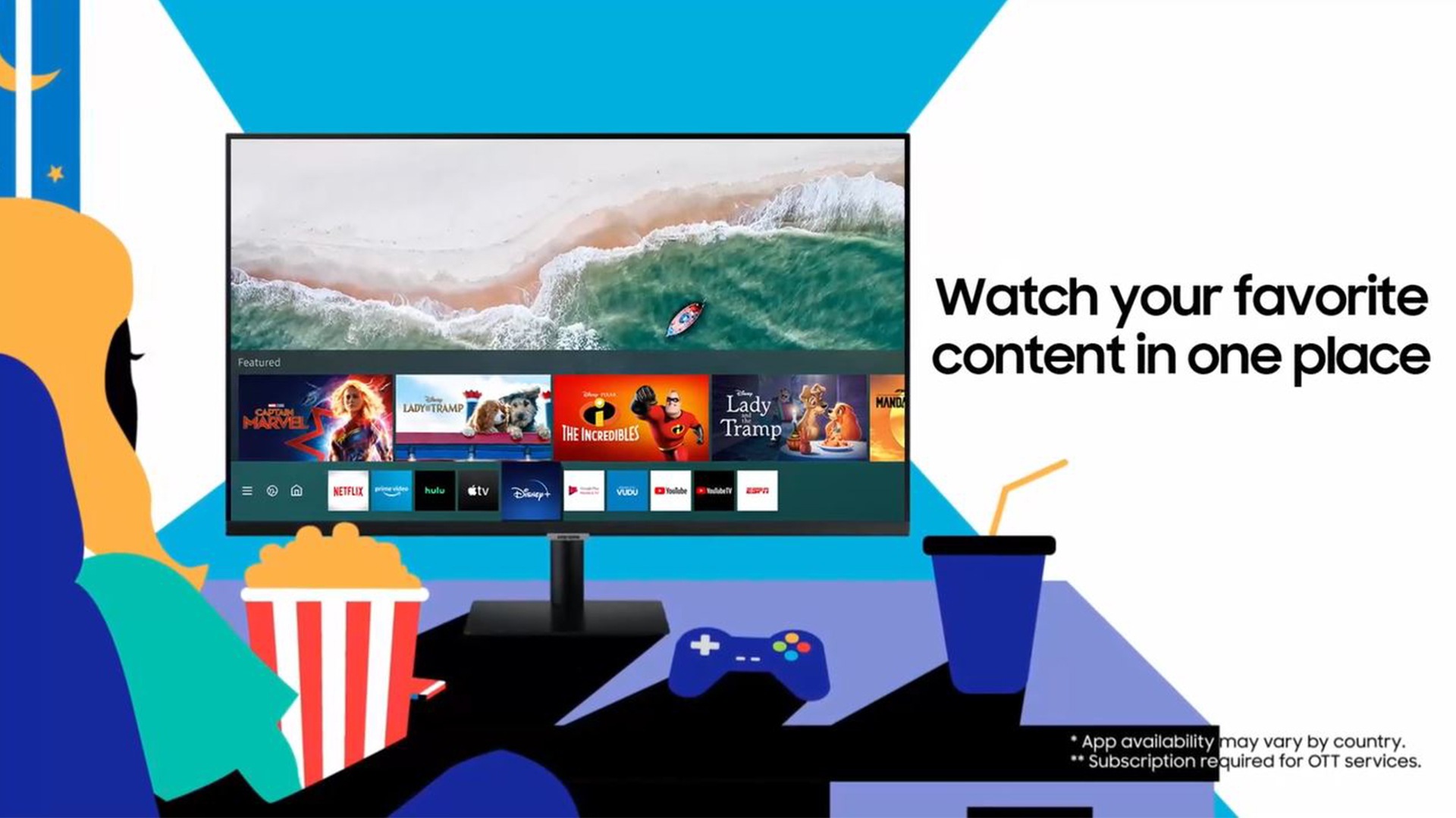 Eine Frau mit Popcorn in der Hand sitzt in einem blauen Stuhl, während wir auf den Smart-Monitor zoomen, auf dem verschiedene Filme und Streaming-Plattformen angezeigt werden, aus denen man wählen kann. Auf dem Ständer, auf dem der Smart-Monitor steht, befinden sich ein Limonadenbecher und ein Videospiel-Controller. Der Schriftzug \"Watch your favorite content in one place\" erscheint neben dem Bildschirm. In der unteren rechten Ecke stehen zwei Hinweise: *Die Verfügbarkeit von Apps kann je nach Land variieren. **Abonnement für OTT-Dienste erforderlich\".