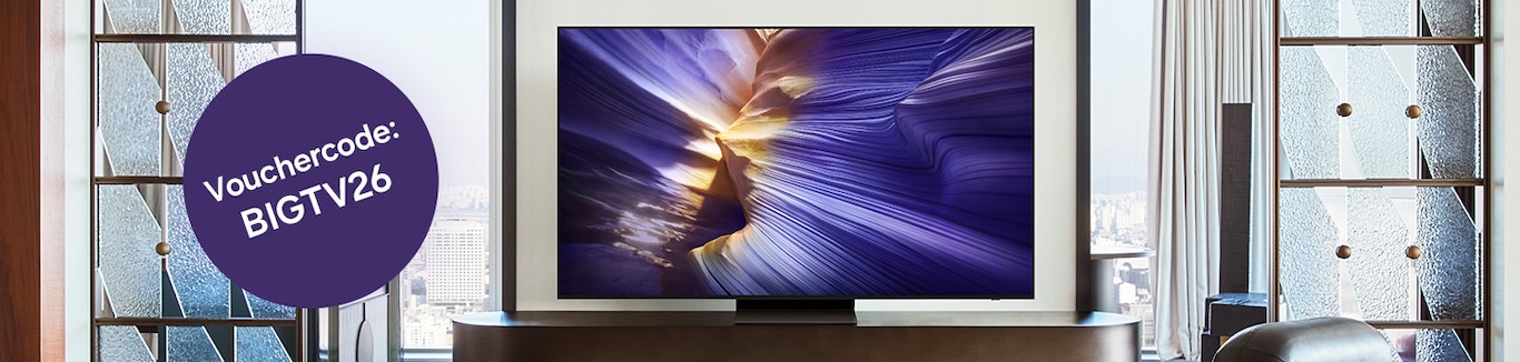 Zusehen ist ein Fernseher mit abstrakter Kunst in Lila und Gelb in einem modernen Wohnzimmer mit grossen Fenstern. Ein lila Kreis zeigt einen Rabattcode: BIGTV26.