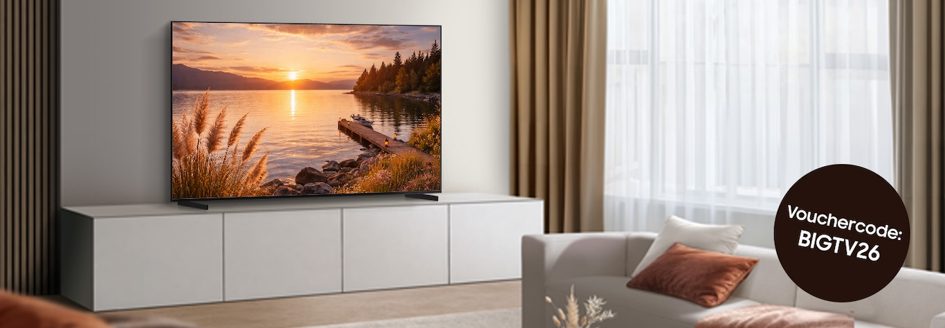 Grosser Flachbildfernseher auf weißem Sideboard zeigt Sonnenuntergang über See mit Steg und Schilf im modernen Wohnzimmer mit hellen Vorhängen und Sofa mit Kissen