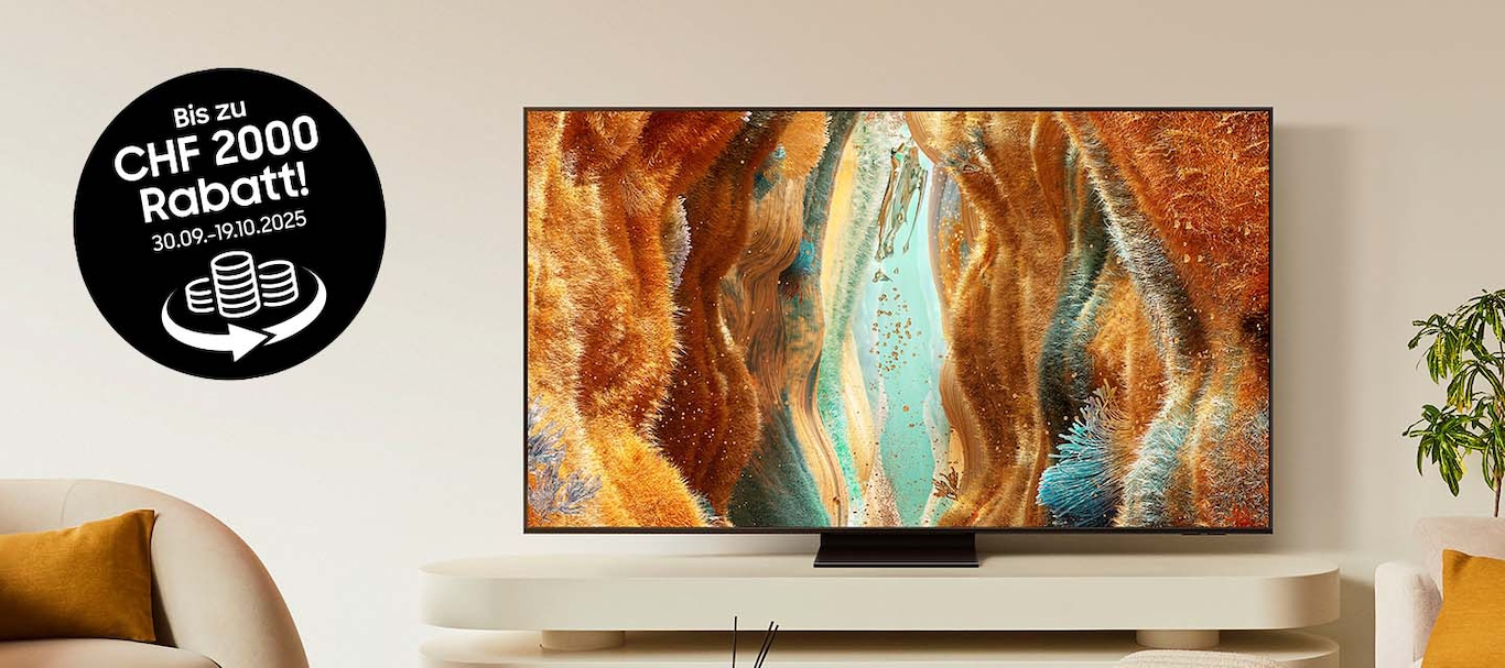 Ein edler TV mit einem eleganten Bild, das ein Korellenriff zeigt. Der TV steht auf einem Möbel in ienem modernen Wohnzimmer. In eine Button wird ein rabatt von bis zu CHF 2'000 beworben.