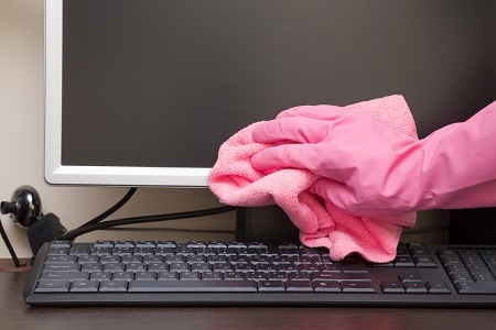 Come pulire gli schermi digitali senza detergenti, trucchi ed errori