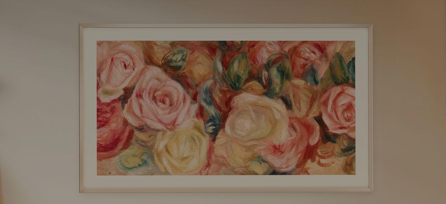 L’écran Samsung The Frame affiche une superbe peinture de roses dans différents tons de rose, jaune et vert.