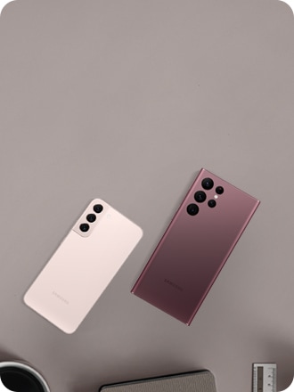 Imagen de dos teléfonos inteligentes de la serie Galaxy S visto desde la parte trasera. Se colocan SmarpThones sobre un fondo gris