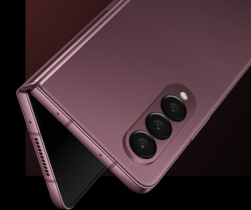 Le Galaxy Z Fold4 vu de dos et à l'envers en Bordeaux, sa couleur exclusive en ligne.