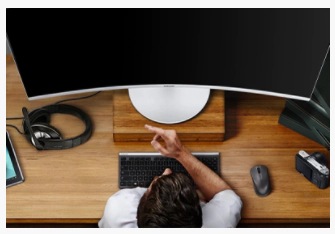 Un écran D'ordinateur Est Posé Sur Un Bureau Avec Une Lampe Allumée.