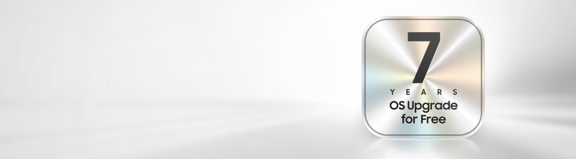 Un logo argenté comporte le texte « 7 Years OS Upgrade For Free » (7 ans de mises à jour gratuites du système d'exploitation), indiquant que les utilisateurs peuvent profiter d'une nouvelle expérience TV avec One UI Tizen.