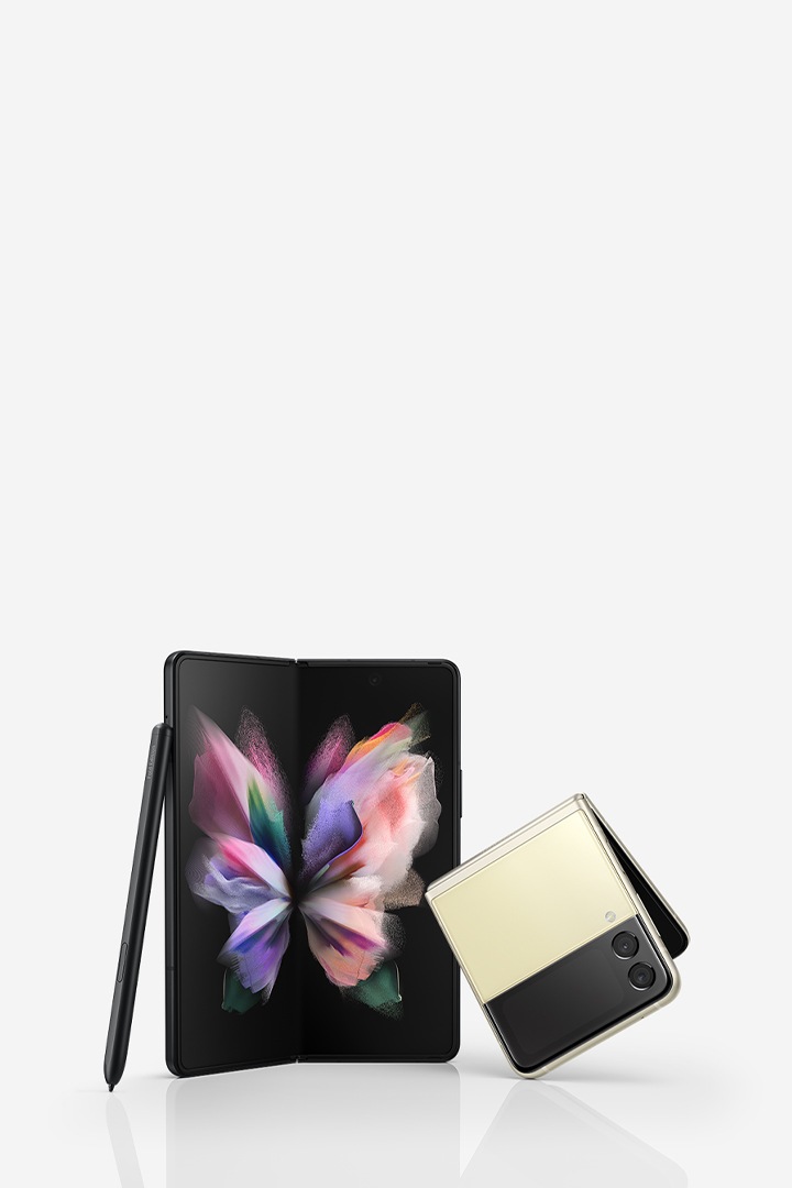Galaxy ZFold3 y Galaxy Z Flip3 , en color negro y en color dorado, el Galaxy Fold3 esta abierto con un fondo con una flor de tonos rosados, y el Flip3 esta cerrado y se ve la cámara