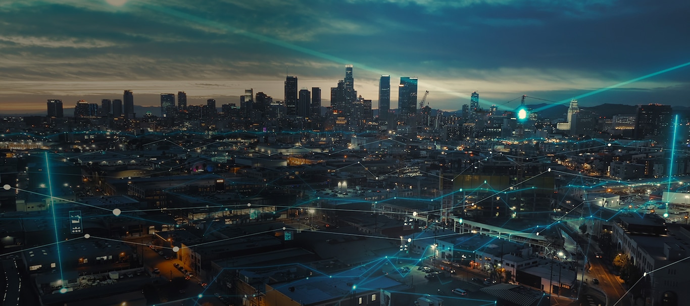 Hay varias líneas conectadas por encima de la ciudad