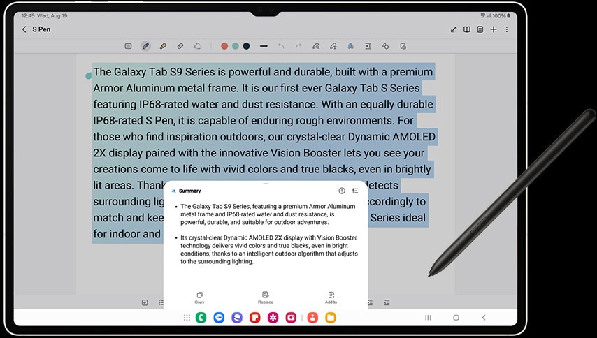 Galaxy Tab S9 Ultra en modo horizontal con la aplicación Samsung Notes abierta. En la pantalla, hay un bloque de texto resaltado en azul que describe la serie Galaxy Tab S9. En la ventana emergente, hay 2 viñetas que resumen el texto usando la función Note Assist y un S Pen toca la parte inferior de la pantalla.