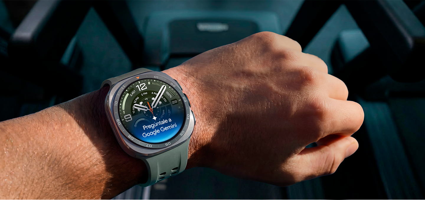 Una persona en una trotadora lleva un Galaxy Watch Ultra2 en Titanium Silver con una Correa Marine en Olive, con la muñeca levantada y la pantalla mostrando el texto “Pregúntale a Google Gemini”, destacando la función Raise-to-Talk en el Galaxy Watch Ultra2.