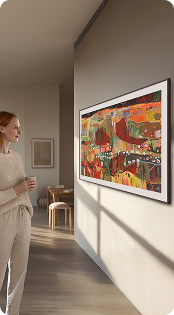 Mujer disfruta del arte en The Frame