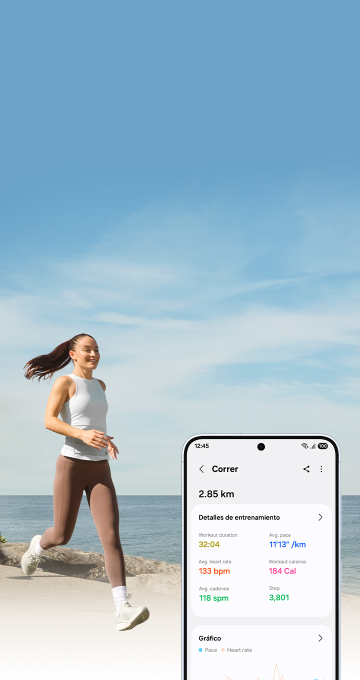 Persona con ropa deportiva corriendo junto al océano. A la derecha, teléfono inteligente con la función Carrera en la pantalla.