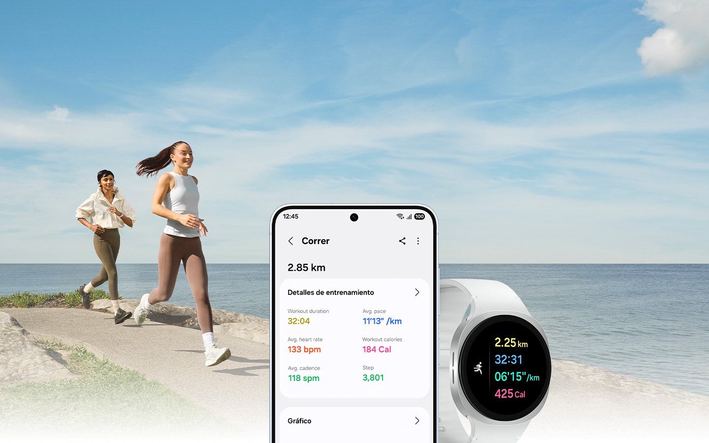 Dos personas con ropa deportiva corriendo junto al océano. En el medio se encuentra el teléfono inteligente con la función Carrera en la pantalla. A la derecha se encuentra el Galaxy Watch8 con la función Running en pantalla.