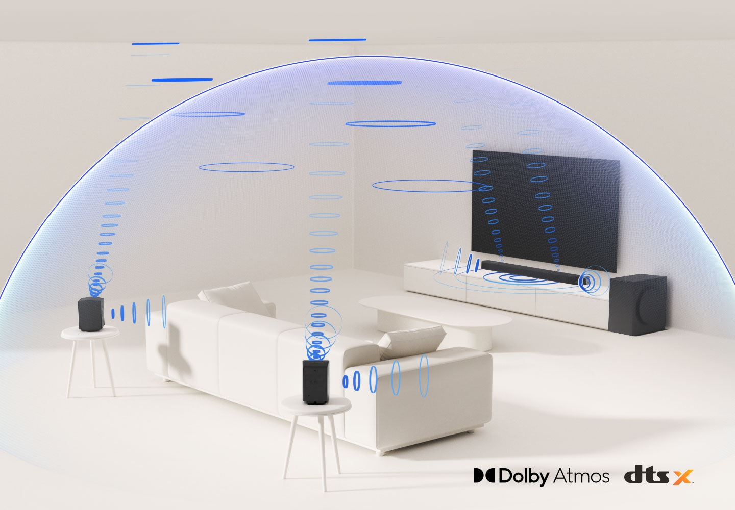 Hay una ilustración de una configuración de barra de sonido de sala de estar que incluye una unidad de barra de sonido principal debajo de un TV, un subwoofer junto a una consola y dos altavoces posteriores detrás de un sofá en un soporte. Las ondas sonoras provienen de los altavoces, creando un efecto de sonido envolvente virtual, como lo indica una forma de domo que envuelve la sala de estar. 