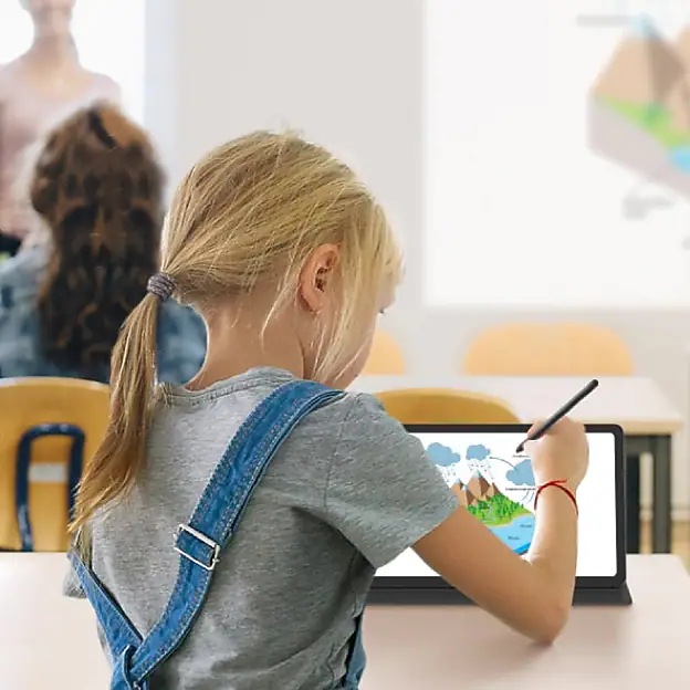 Imagen de un niño que escribe en una tableta con un s-pen.