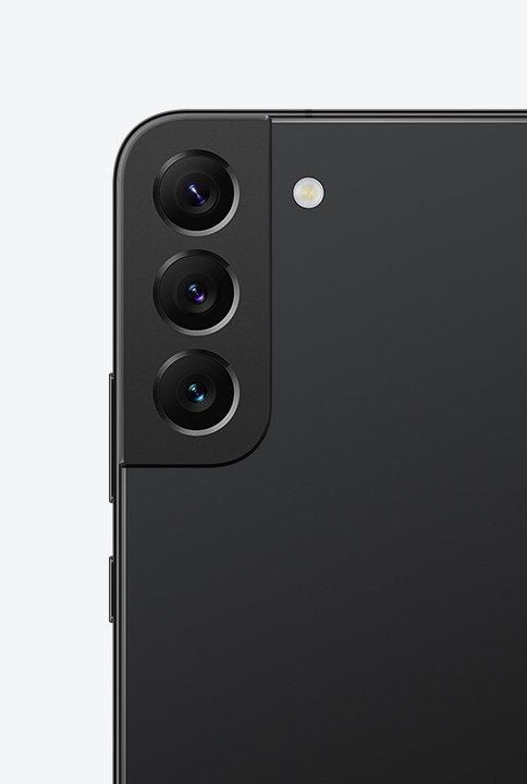 Dos smartphones Galaxy S22 plus en color Negro fantasma. Uno muestra un primer plano de la cámara posterior. El otro smartphone es visto desde el costado para mostrar el diseño simétrico.
