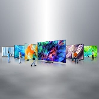 Varias personas observan una muestra de la línea de televisores Samsung de 2026, que incluye Micro RGB, Neo QLED, OLED, Mini LED, Crystal UHD y The Frame.