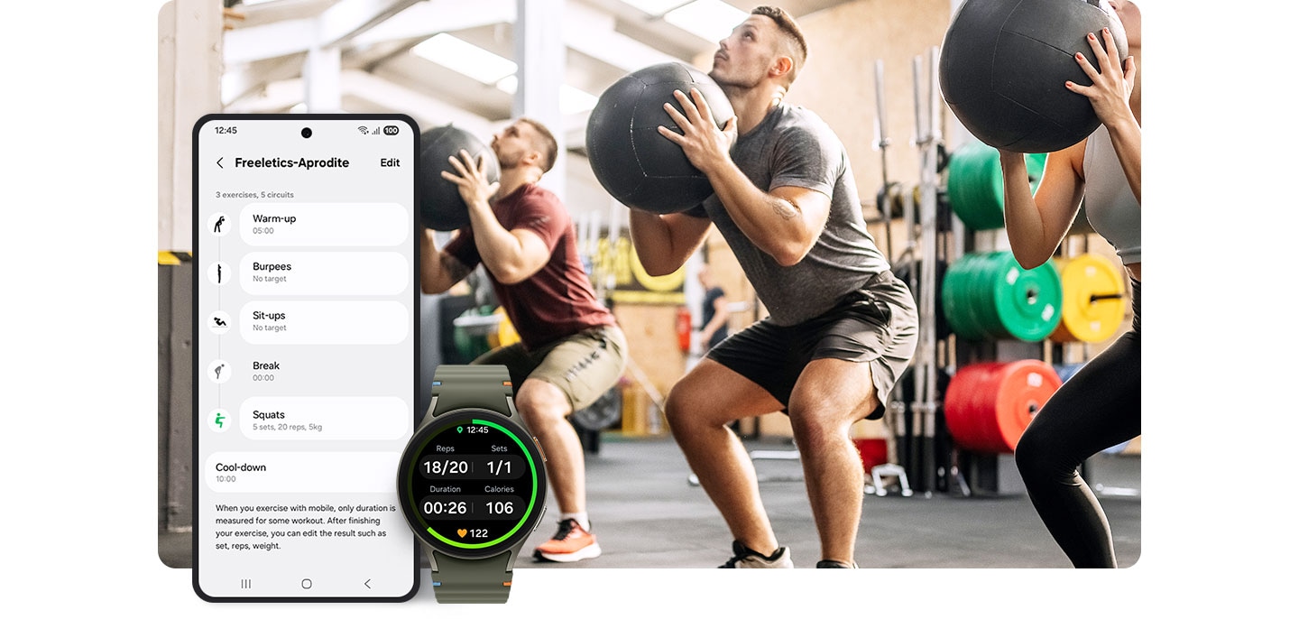 V popředí je chytrý telefon Galaxy a hodinky Galaxy Watch. V pozadí cvičí lidé v posilovně. Na chytrém telefonu Galaxy je spuštěná aplikace Samsung Health, která zobrazuje cvičební plán i s přestávkami. Zařízení Galaxy Watch zobrazuje informace o tréninku včetně opakování, sérií, doby trvání, kalorií a srdečního tepu.