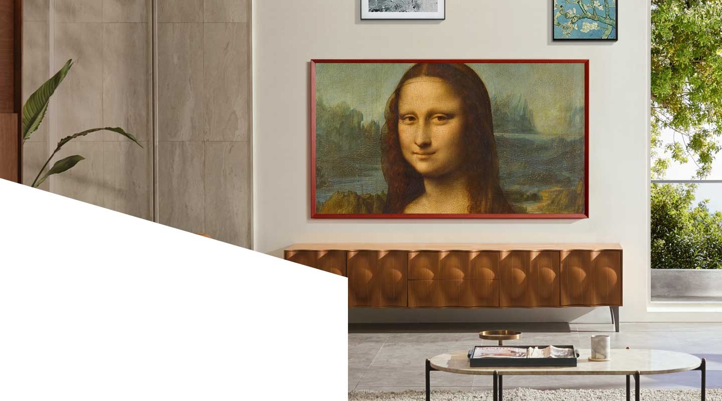 Televize The Frame visí na zdi a vypadá jako obrazový rám s obrazem Mona Lisy na obrazovce.