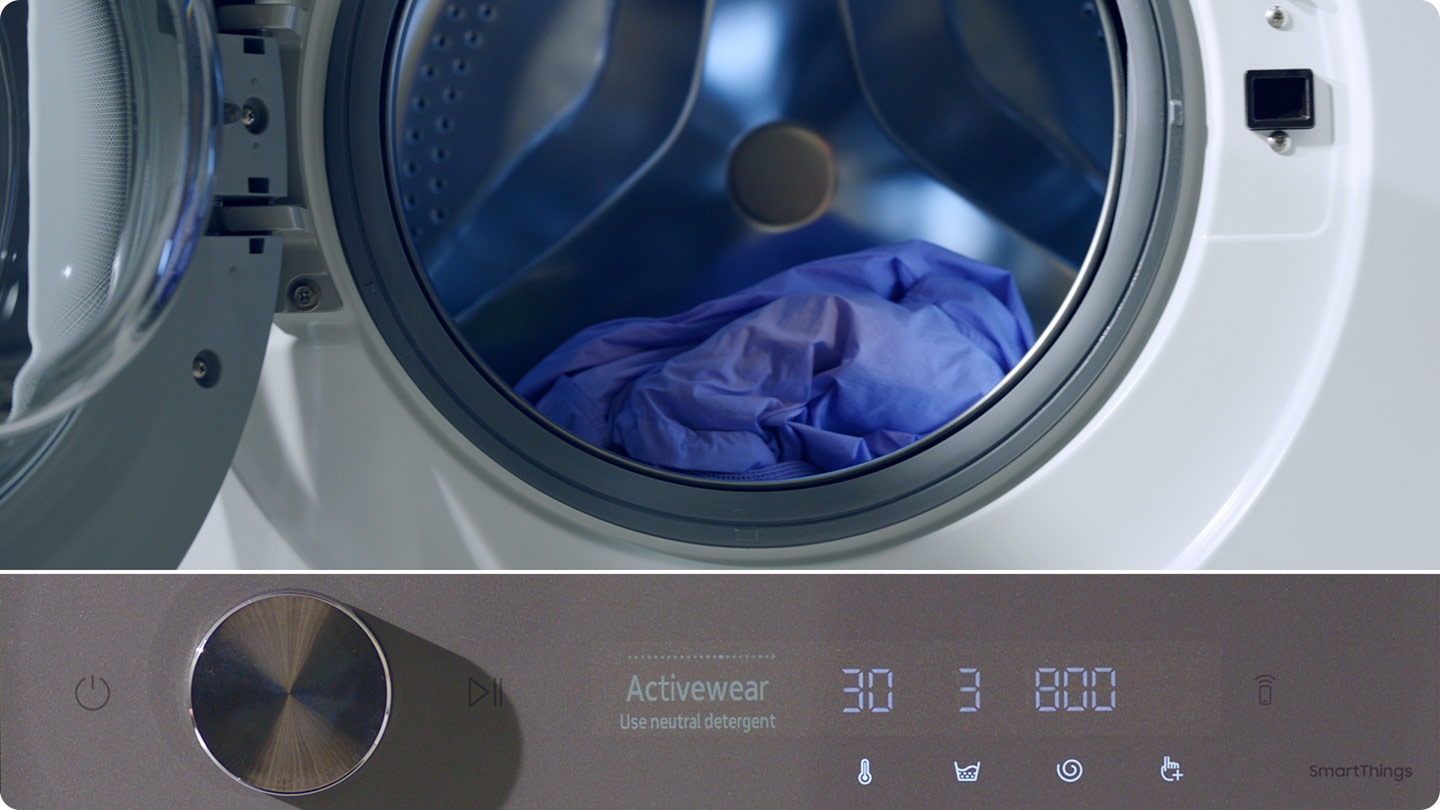 Detailní záběry na buben pračky Bespoke AI™ a pod ním se nacházející ovládací panel. Dvířka na pračce jsou otevřená, a když do nich někdo vloží rozličné látky, nastavení se změní, protože každá z nich má jiné požadavky na praní. První je světle fialová bunda s textem \"Every Monday 8PM Activewear\" (Každé pondělí 20:00 Sportovní oblečení) v pravém rohu. Text na panelu ve znění: \"Activewear Use neutral detergent\" (Sportovní oblečení Použijte neutrální prací prostředek). Poté vidíme v záběru žlutou deku s textem v pravém rohu: \"Every Sunday 11AM Bedding\" (Každou neděli 11:00 Lůžkoviny). Text na panelu říká \"Lůžkoviny a lehké přikrývky). Následuje třetí záběr s modrou košilí a textem v pravém dolním rohu \"Every Friday 5PM Shirts\" (Každý pátek 17:00 Košile). Na panelu se zobrazuje text \"Shirts Quickly wash a few\" (Rychle vyprat několik košilí). 