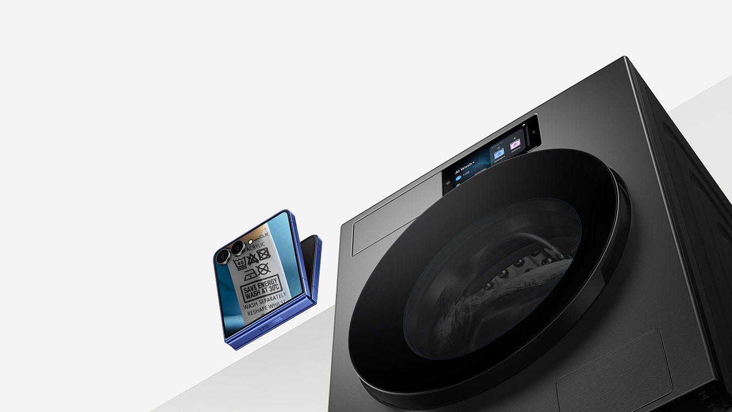 Ein Galaxy Z Flip7 in der Farbe Blue Shadow zeigt auf dem Frontdisplay ein Bekleidungsetikett. Daneben ist eine Bespoke AI Waschmaschine zu sehen.